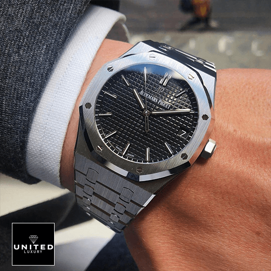 Ap Royal Oak 15500ST.OO_.1220ST.03 Black Dial Replica on the man wrist