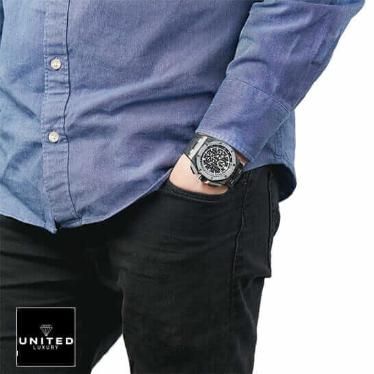 Audemars Piguet Royal Oak Offshore 26400AU.OO.A002CA.01 Replica 6 AP Royal Oak Black Dial Carbon Case Black Rubber Bracelet Replica on the man wrist