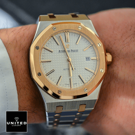 Audemars Piguet Royal Oak 15400SR.OO.1220SR.01 Replica 2 Audemars Piguet Two Tone Automatic White Ddial Replia on the man wrist