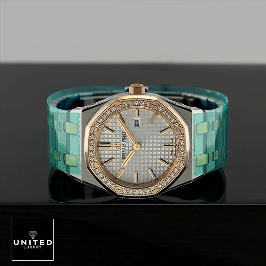 AP Ladies Diamond Watch Replica 5 Audemars Piguet White Dial Diamond Bezel Quartz Ladies Replica on the black table