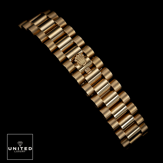 Rolex Everose Gold Replica 3 Rolex Lady-Datejust 279175 Replica Yellow Gold Oyster Bracelet on the Rolex Logo