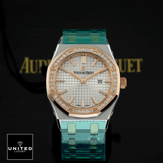 AP Ladies Diamond Watch Replica 6 Audemars Piguet Royal Oak White Dial Stainless Steel Replica on the AP box