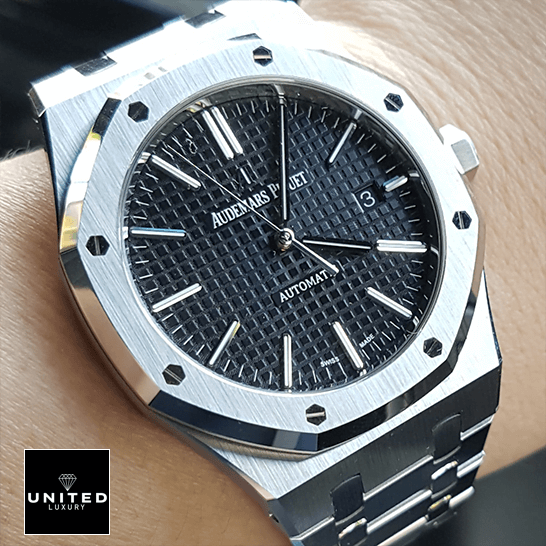 Audemars Piguet Royal Oak 15400ST.OO.1220ST.01 Replica 4 Audemars Piguet Royal Oak Black Dial Automatic Replica on the man wrist