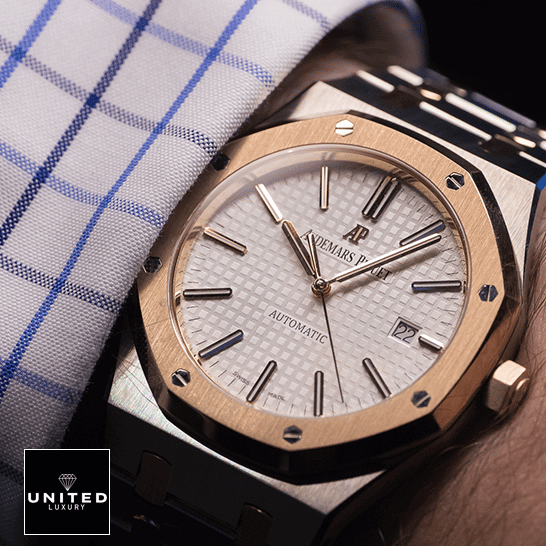 Audemars Piguet Royal Oak 15400SR.OO.1220SR.01 Replica 3 Audemars Piguet White Dial Gold Bezel Replica on the man wrist