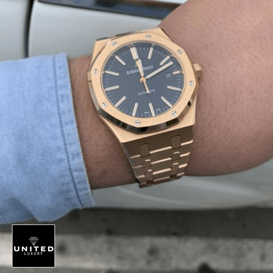 Audemars Piguet Royal Oak 15400OR.OO.1220OR.03 Replica 4 Audemars Piguet Royal Oak 15400OR.OO_.1220OR.03 Pink Gold Blue Dial Replica on the wrist
