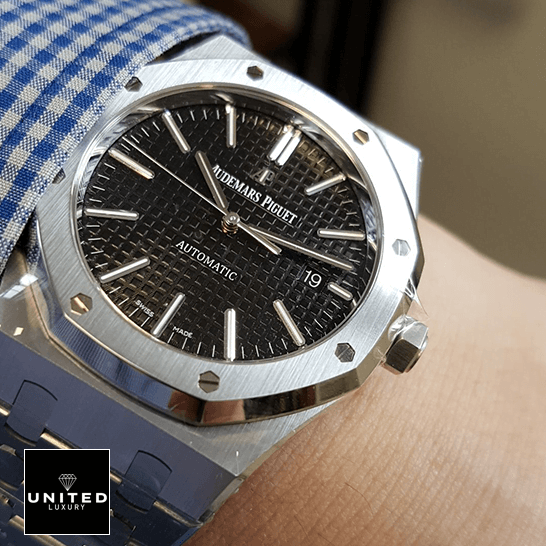 Audemars Piguet Royal Oak 15400ST.OO.1220ST.01 Replica 1 Audemars Piguet Black Dial 15400ST.OO_.1220ST Replica on the man wrist